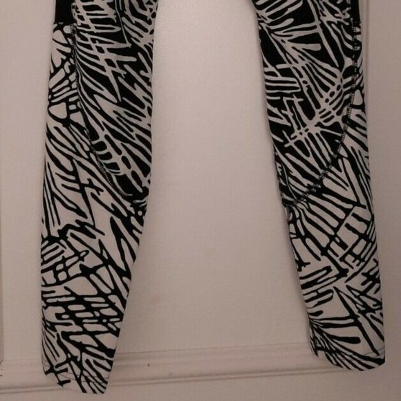 NIKE Leg-A-See Printed Leggings Pants Blk White M - Picture 8 of 9